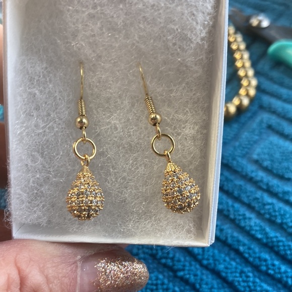 Earrings NWT Gold Tear Drop - Picture 4 of 4